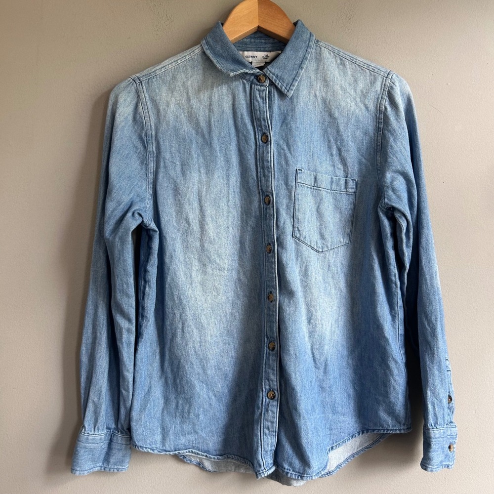 Old Navy The Classic Shirt Womens Medium Light Wash Denim Button Down Cotton